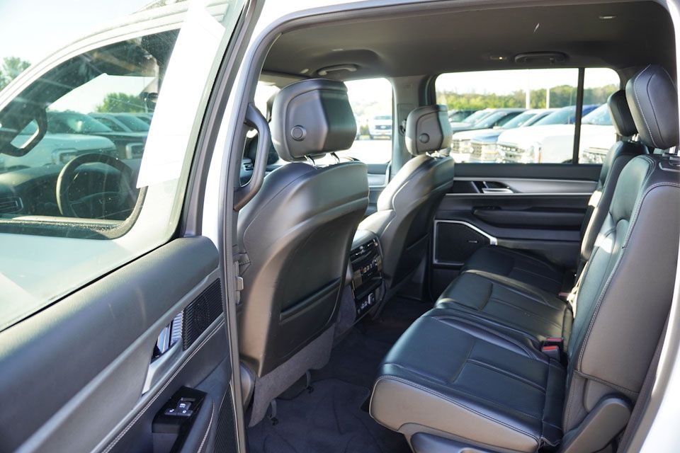 2025 Jeep Wagoneer Base photo 16