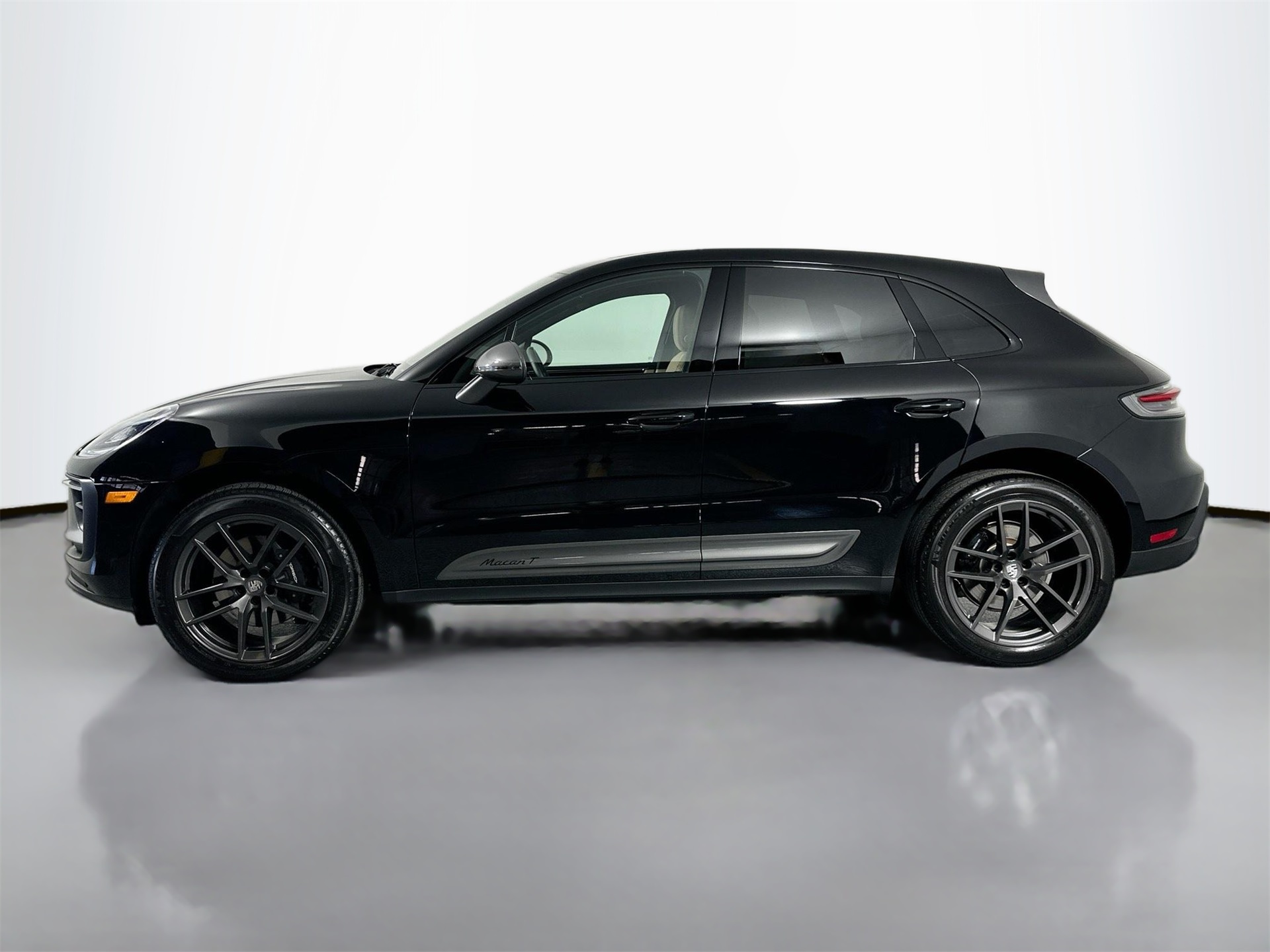 2023 Porsche Macan T photo 2
