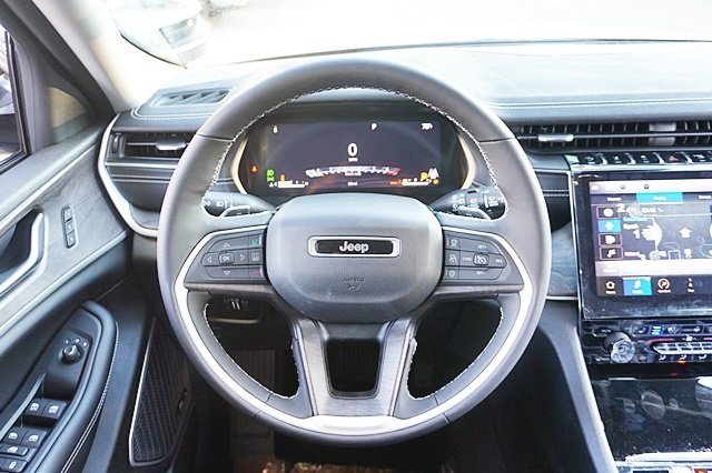 New 2023 Silver Zynith Exterior Paint Jeep Limited image 24