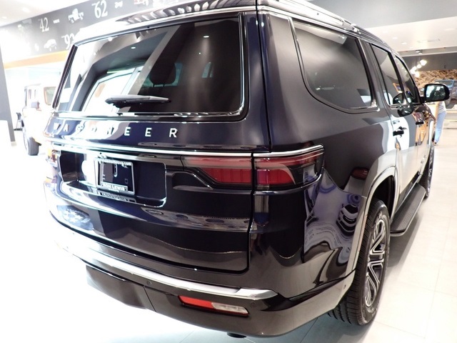 2025 Jeep Wagoneer Base photo 4