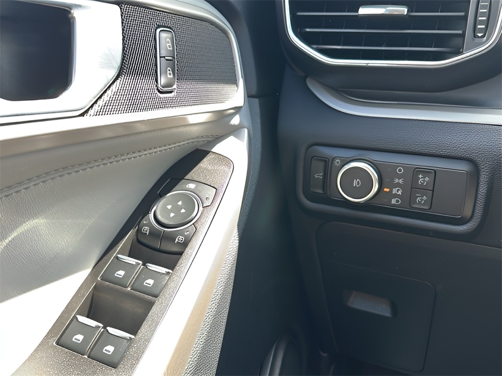 2023 Ford Explorer XLT photo 12