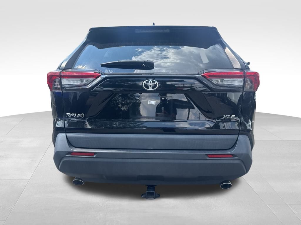 2021 Toyota RAV4 XLE photo 6
