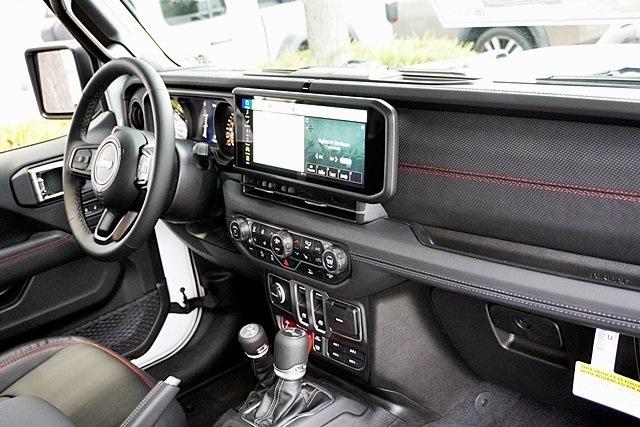 New 2025 Bright White Clear-Coat Exterior Paint Jeep Rubicon image 15