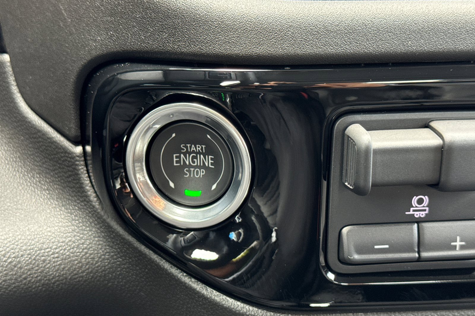 2025 Chevrolet Silverado LT photo 21