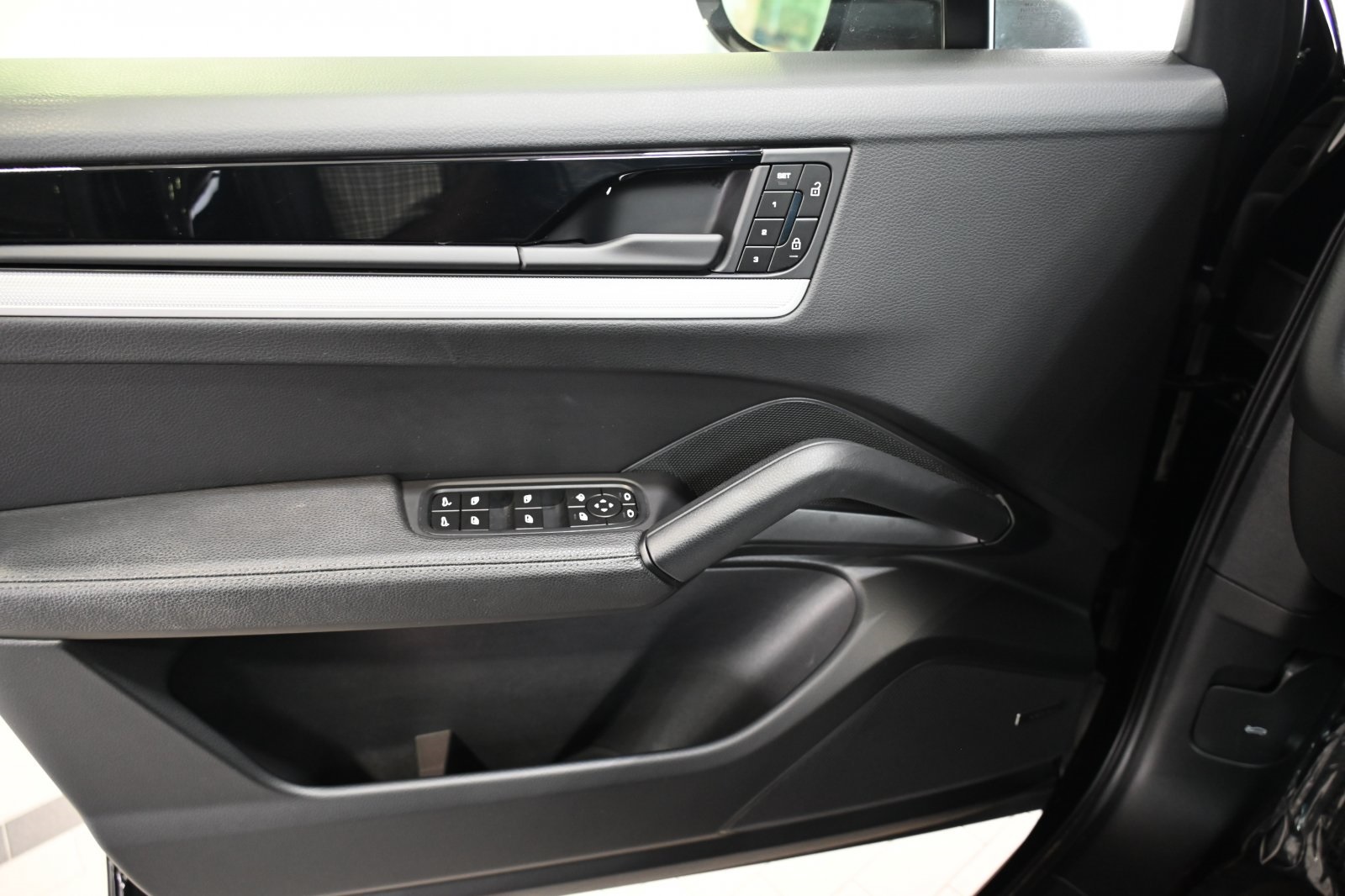 2024 Porsche Cayenne Base photo 17