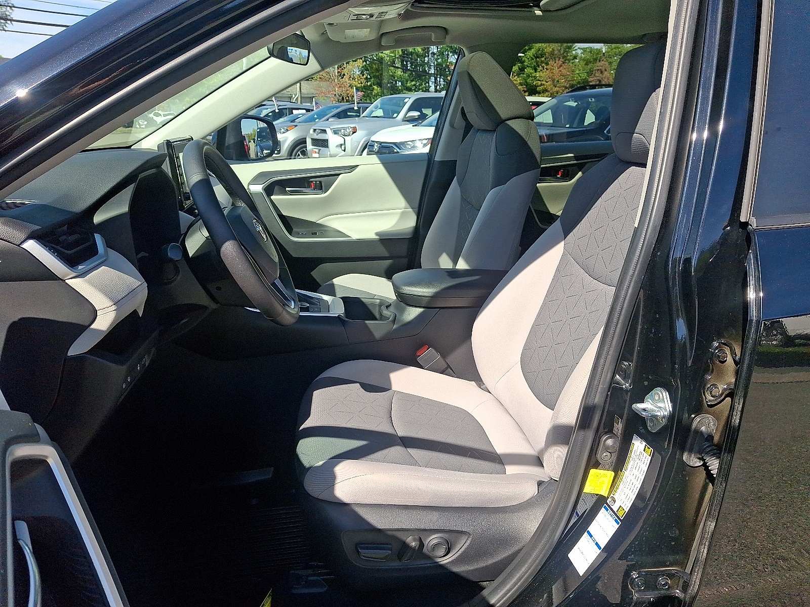 2022 Toyota RAV4 Hybrid XLE photo 10