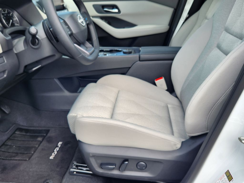 2025 Nissan Rogue SV photo 13