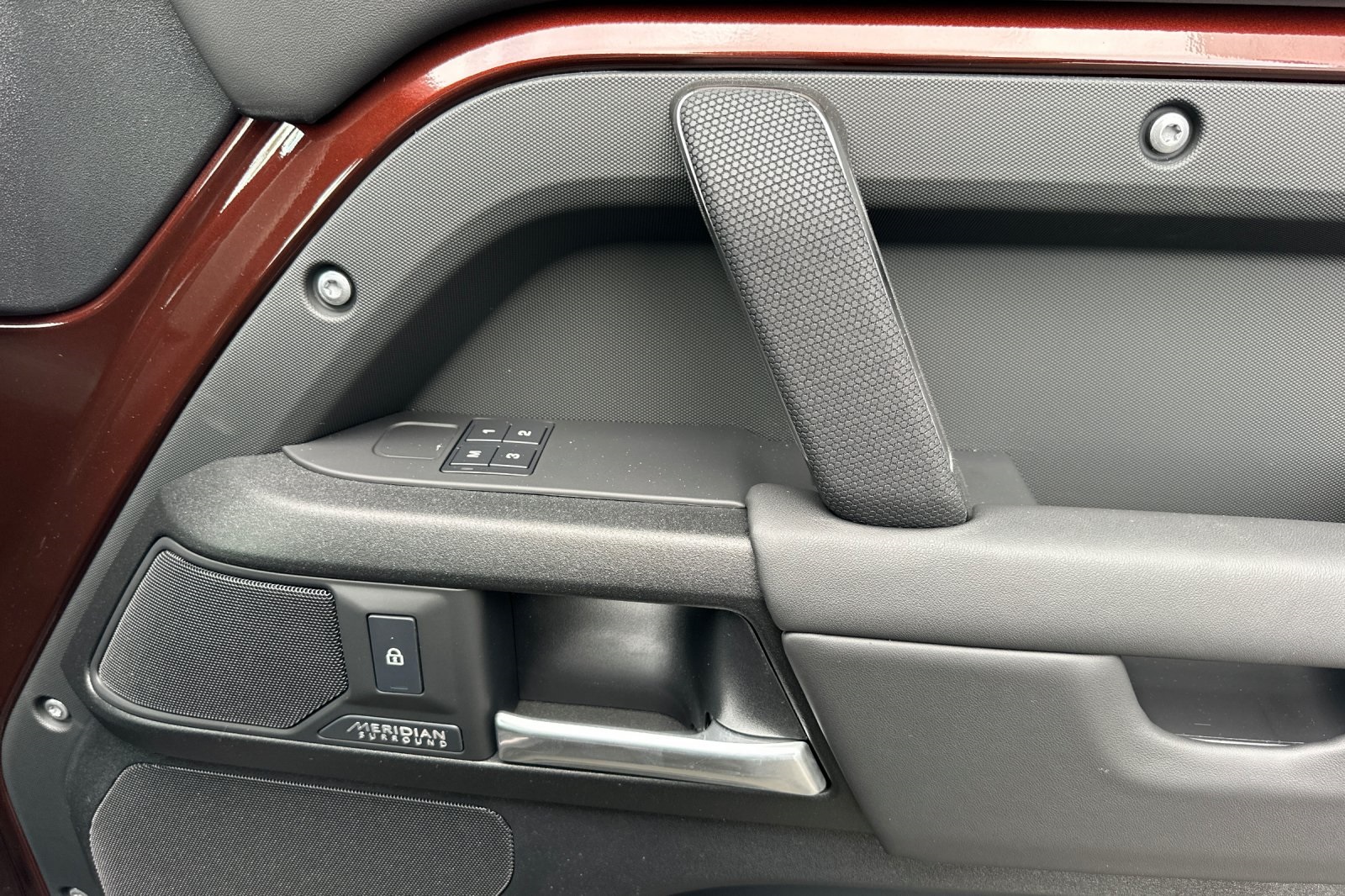 2025 Land Rover Defender 110 photo 2