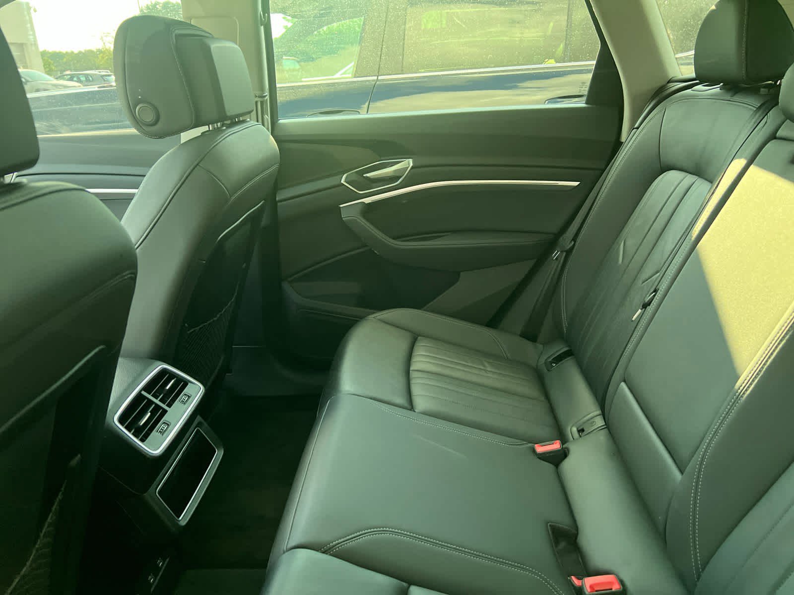 2021 Audi e-tron Premium photo 5