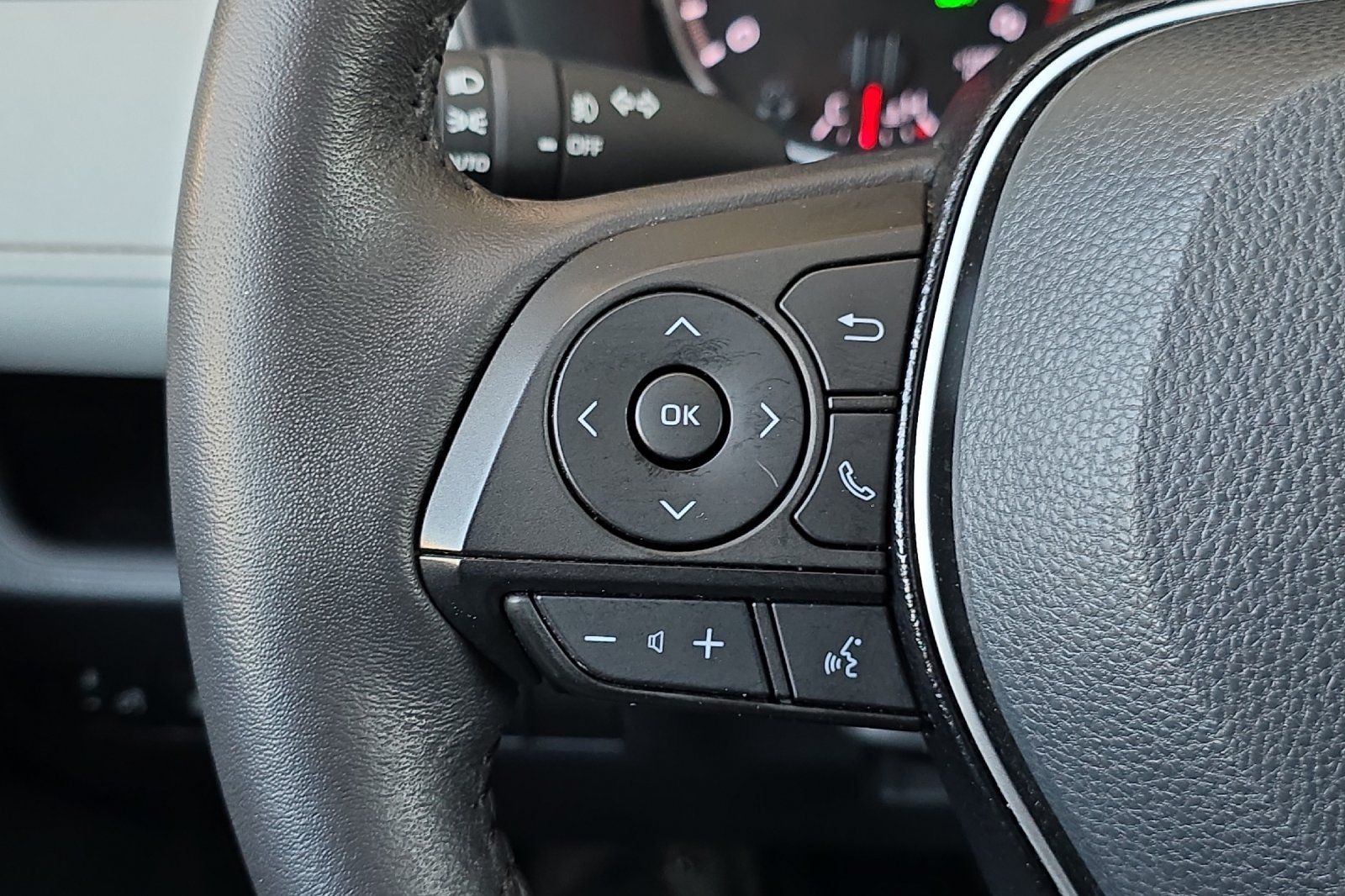 2021 Toyota RAV4 XLE photo 25
