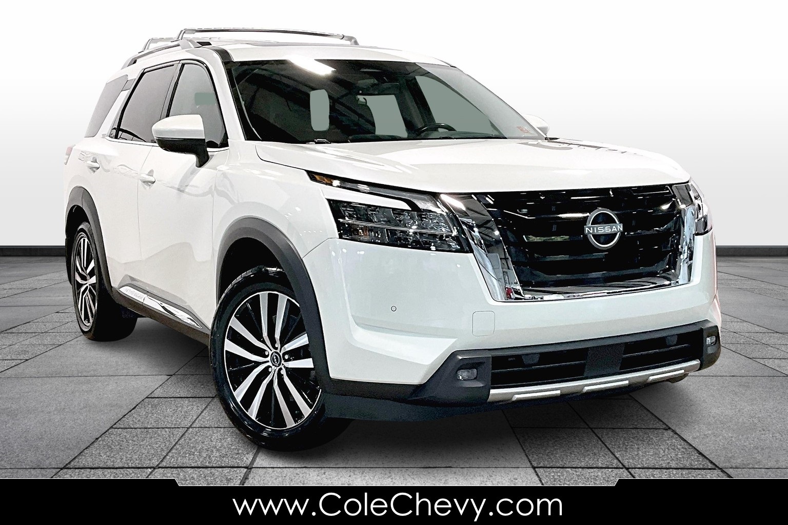 2023 Nissan Pathfinder Platinum's photo