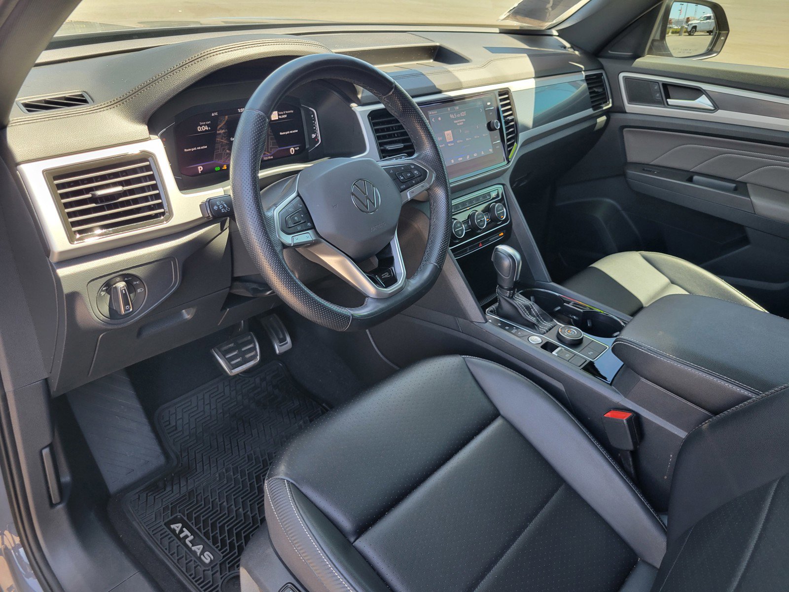 2022 Volkswagen Atlas Cross Sport SEL R-Line photo 9
