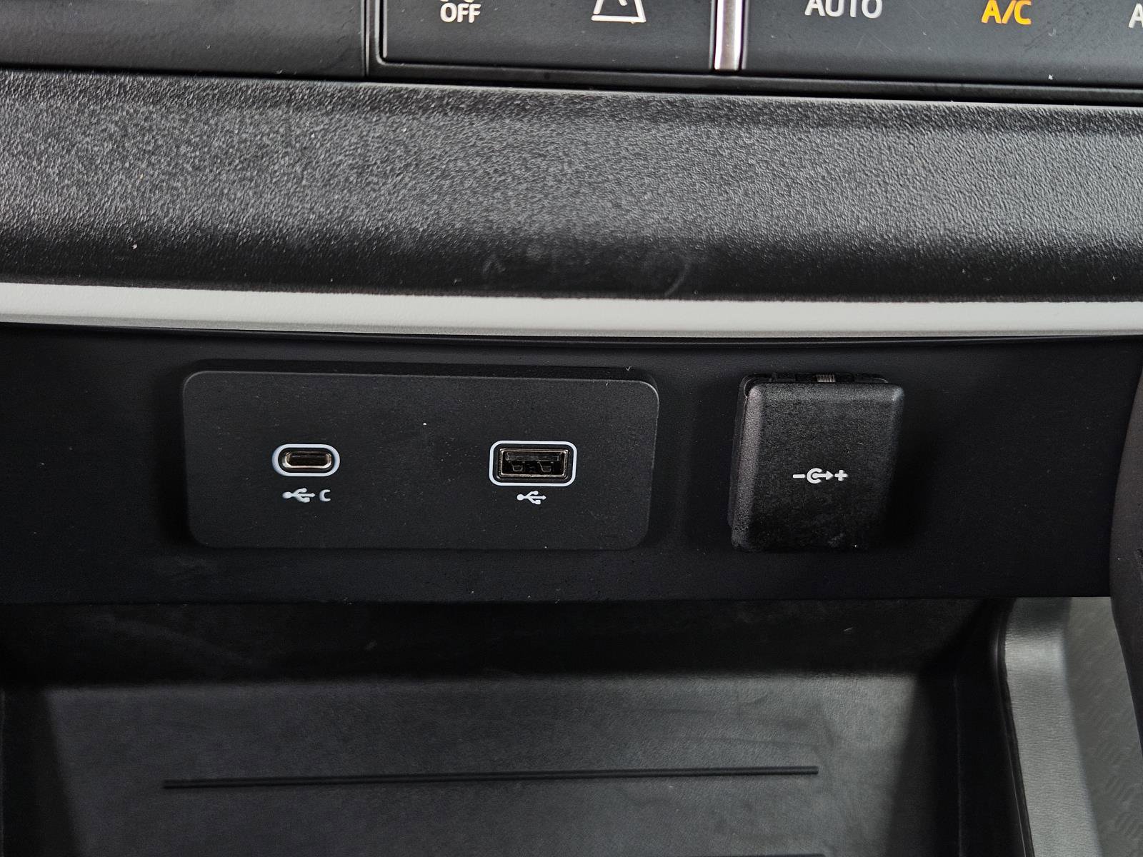 2024 Land Rover Defender X-Dynamic SE photo 21