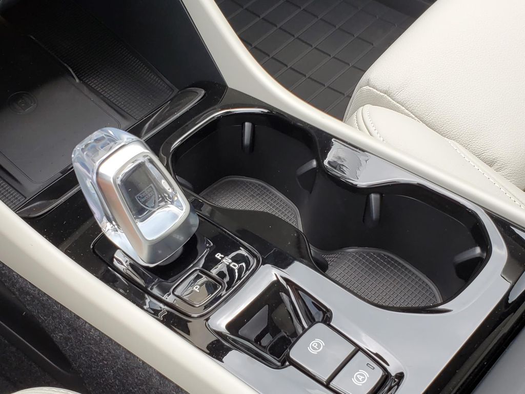 2026 Volvo XC40 photo 12