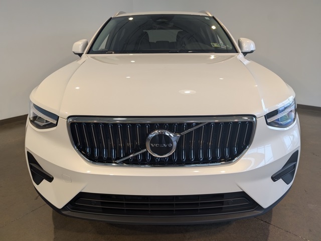 2025 Volvo XC40 Core photo 2