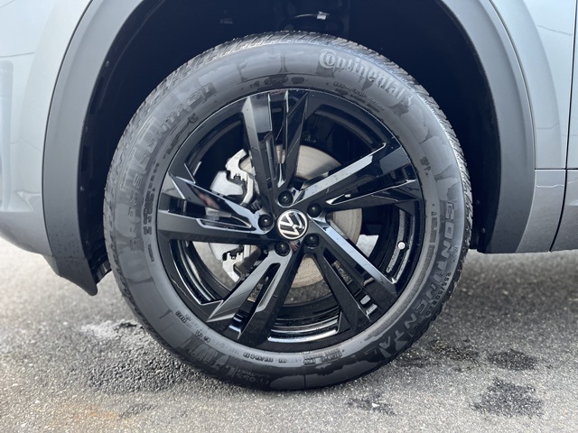 2025 Volkswagen Atlas Cross Sport SEL R-Line photo 14