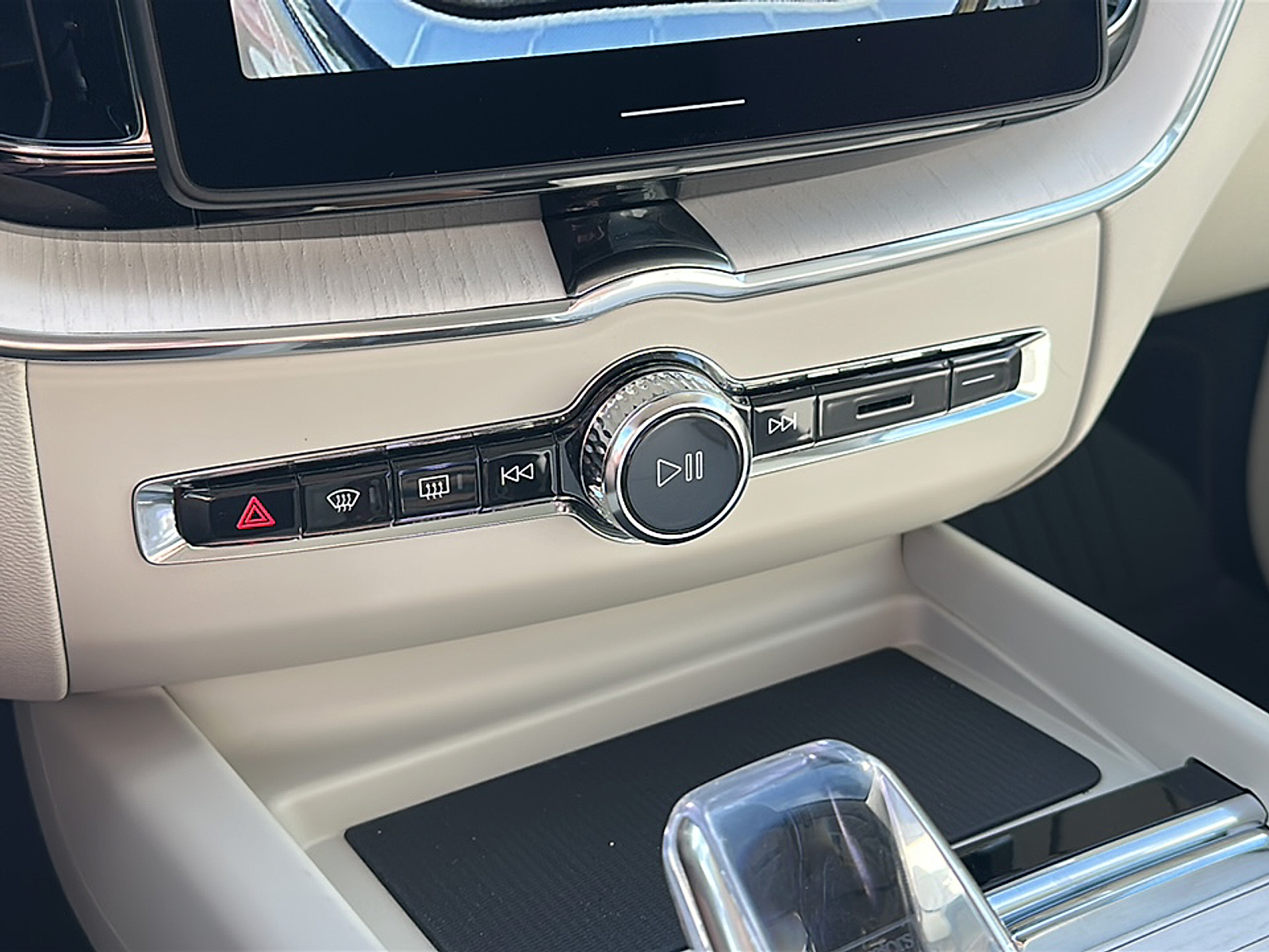 2026 Volvo XC60 T8 photo 13