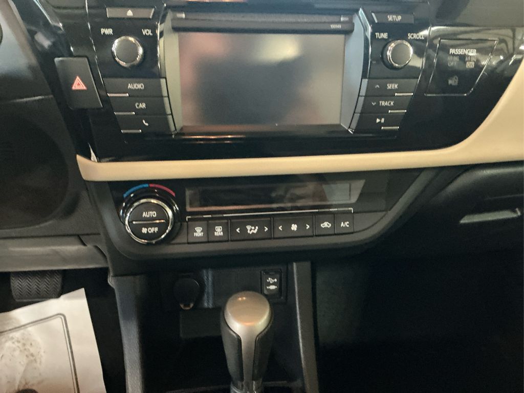 2015 Toyota Corolla LE photo 17
