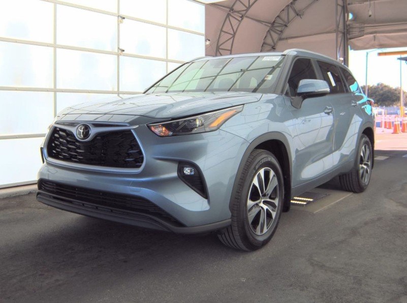 2024 Toyota Highlander XLE's photo