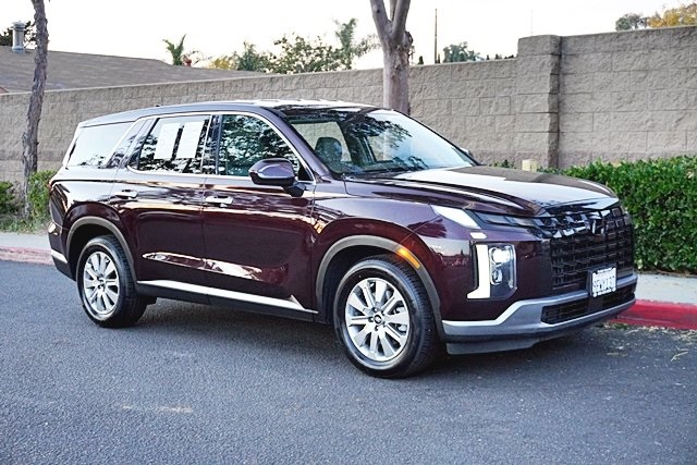 Used 2023 Red Hyundai SE image 5