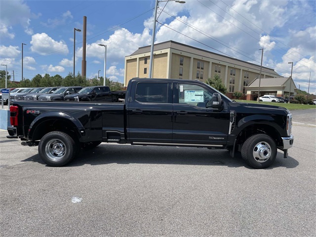 2025 Ford F-350 Lariat photo 2