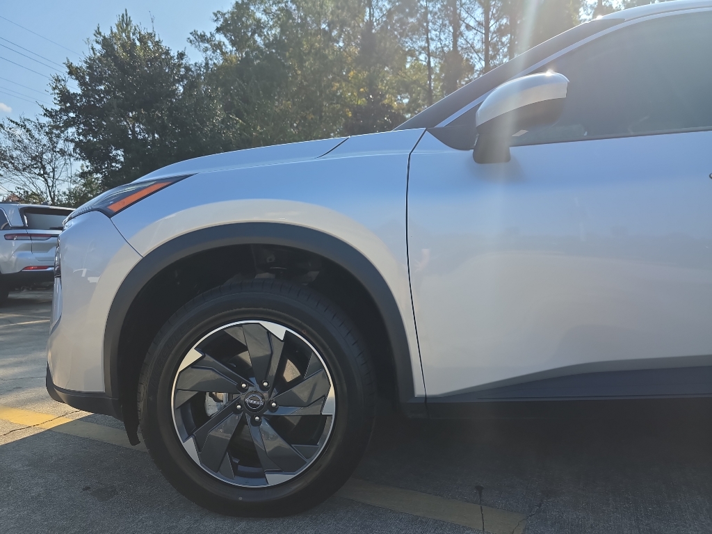 2024 Nissan Rogue SV photo 3