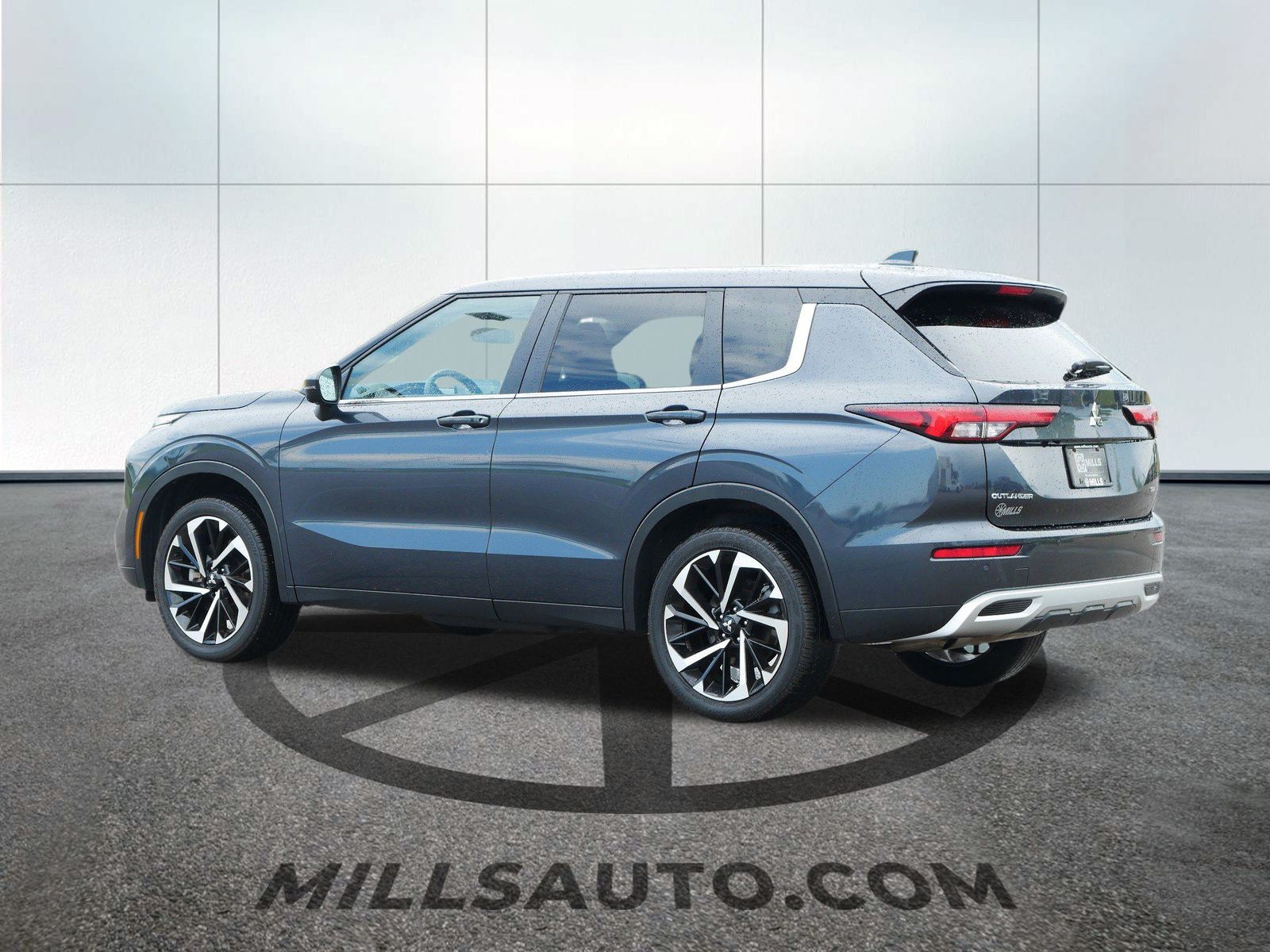 2024 Mitsubishi Outlander SE photo 2