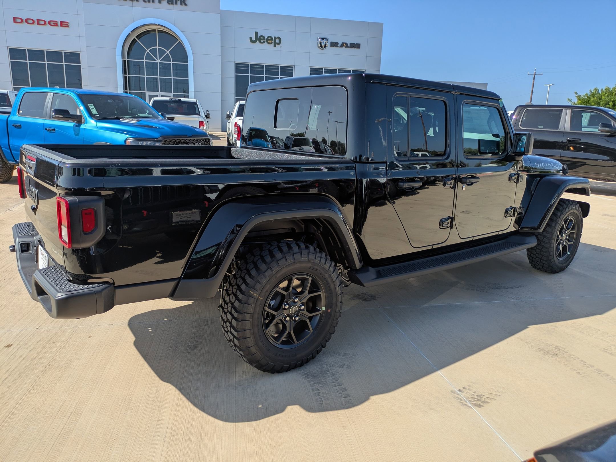 2025 Jeep Gladiator Sport photo 2