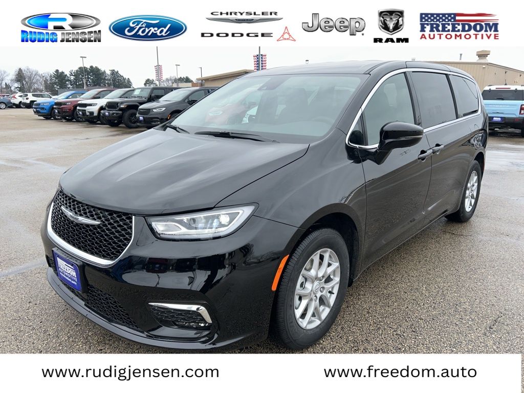 2026 Chrysler Pacifica Select's photo