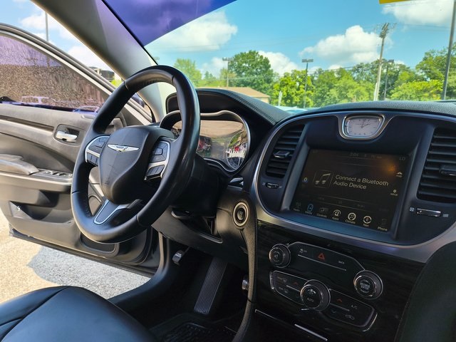 2016 Chrysler 300 Limited photo 25