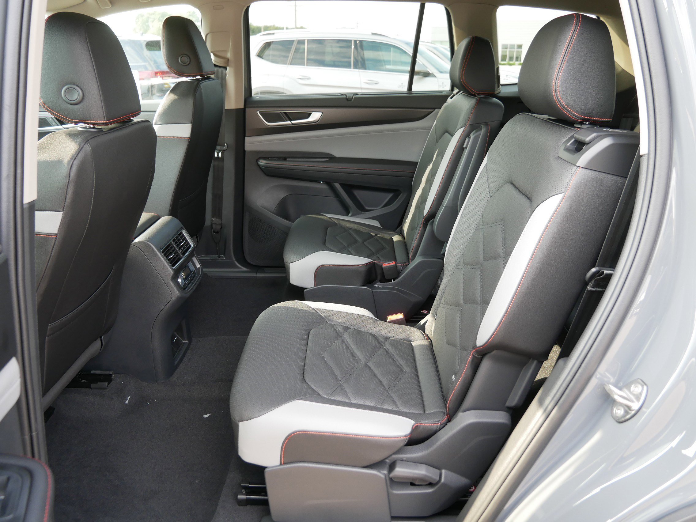 2026 Volkswagen Atlas Peak Edition SE photo 4