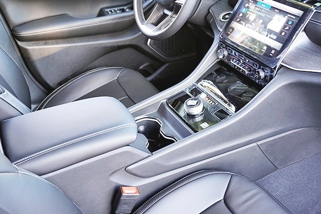 New 2023 Silver Zynith Exterior Paint Jeep Limited image 13