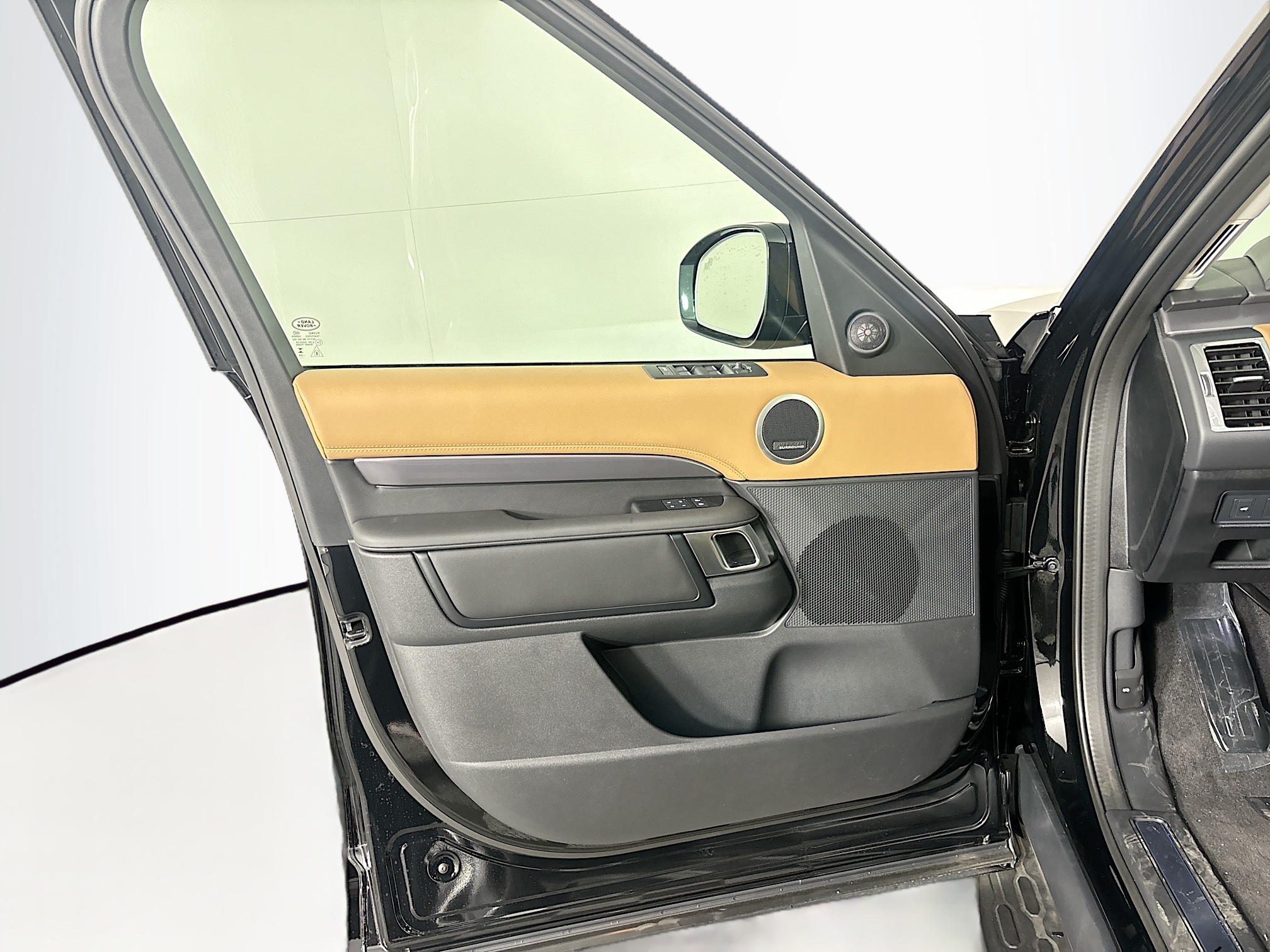 2025 Land Rover Discovery Metropolitan Edition photo 11
