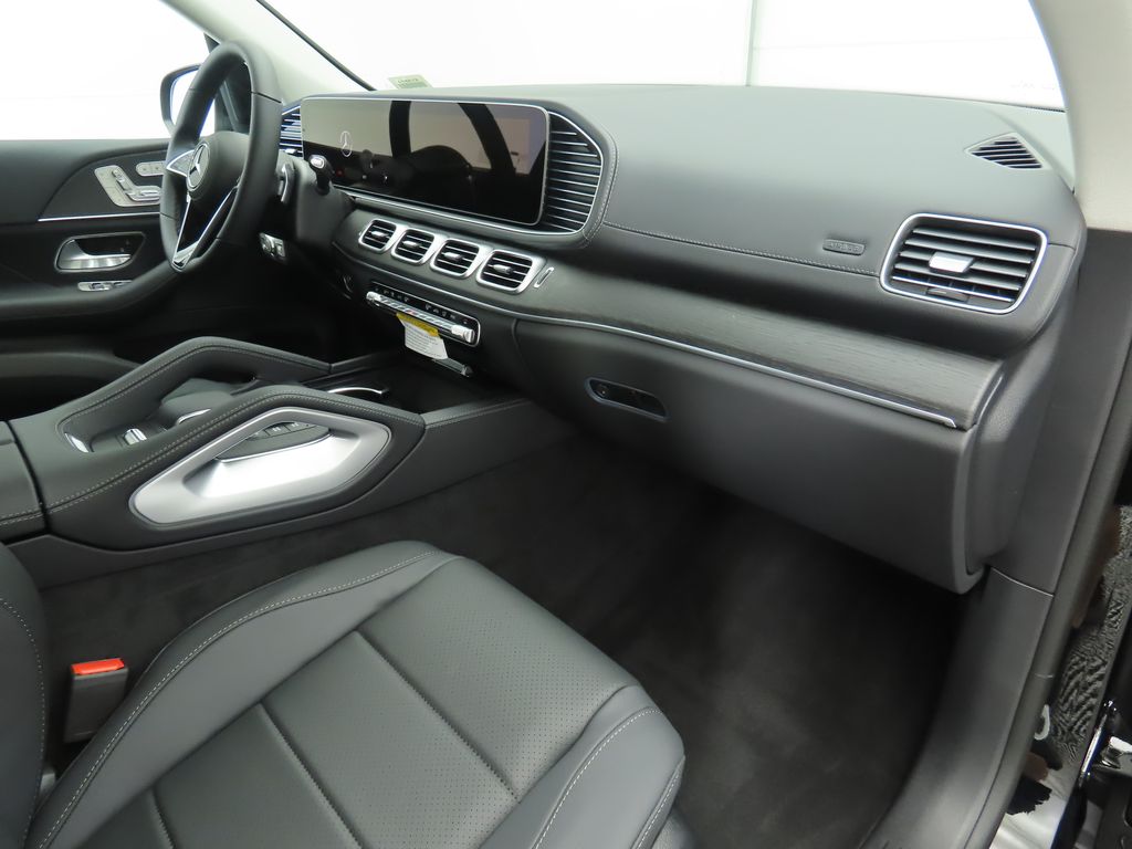 2026 Mercedes Benz GLS 450 4MATIC photo 18