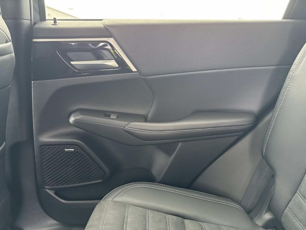 2025 Mitsubishi Outlander SE photo 14