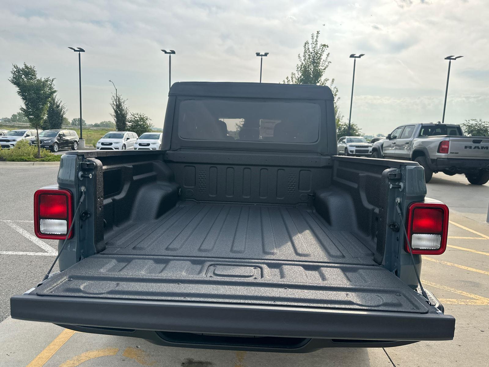 2025 Jeep Gladiator Sport S photo 4