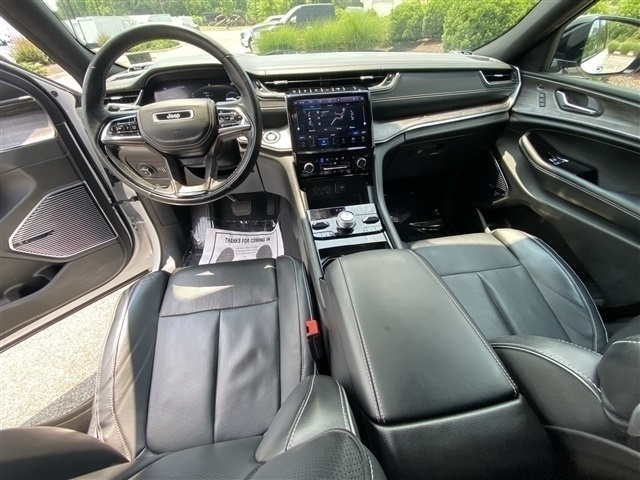 2023 Jeep Grand Cherokee Overland photo 2