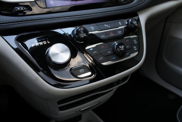 2019 Chrysler Pacifica Limited photo 8