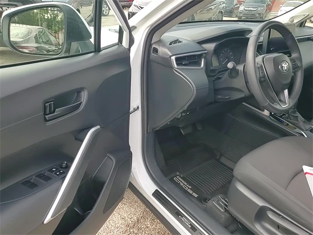 2024 Toyota Corolla Cross LE photo 10