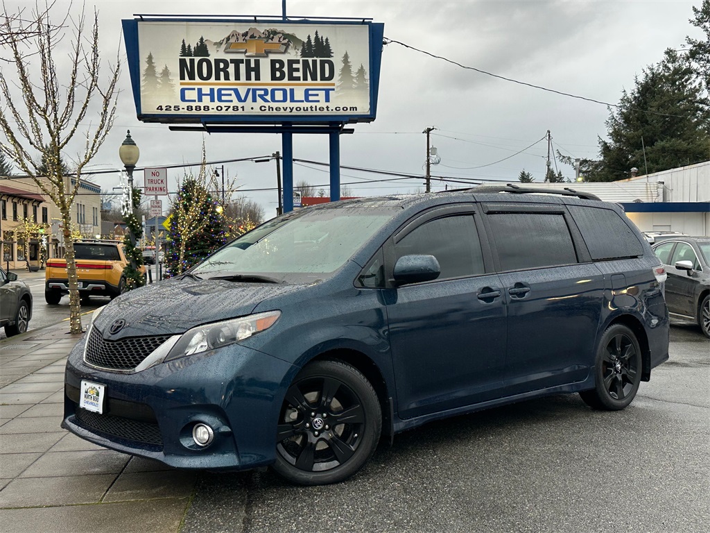 2011 Toyota Sienna SE's photo
