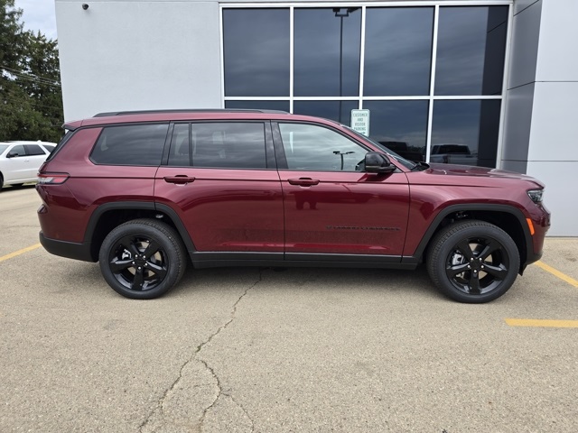 2025 Jeep Grand Cherokee Limited photo 2