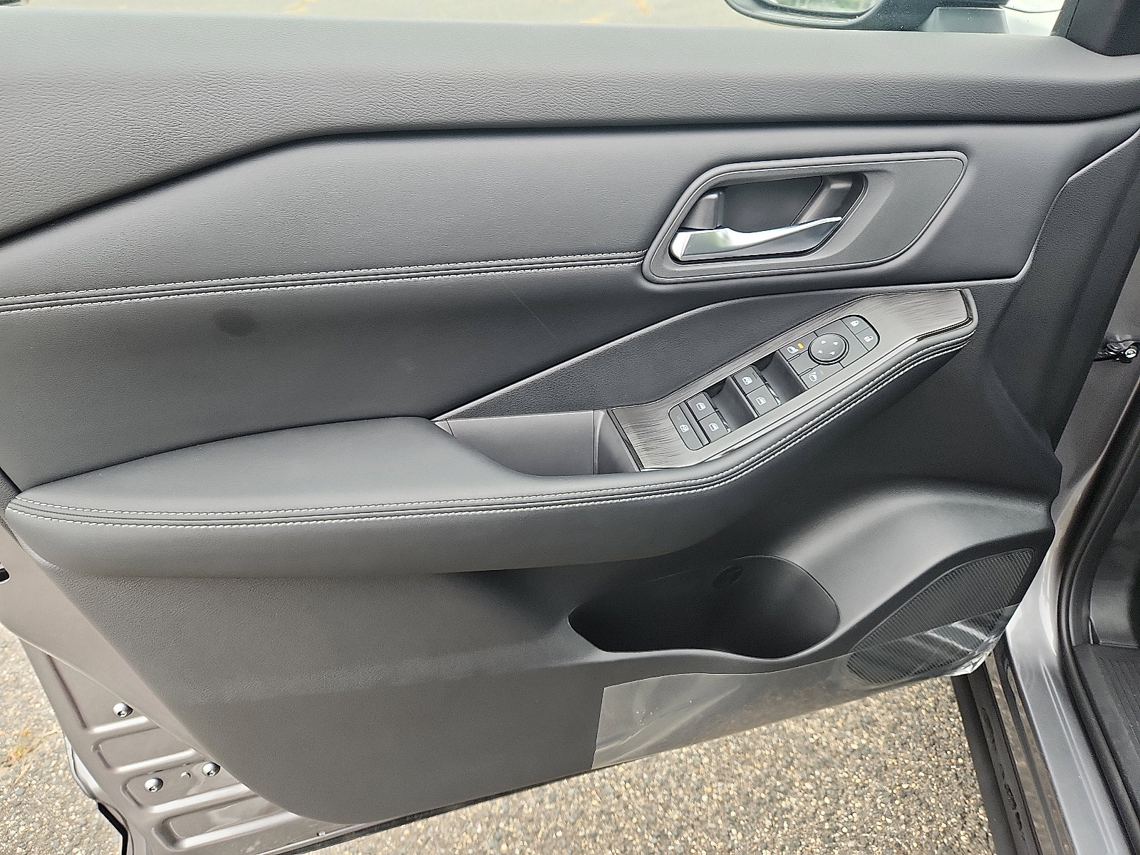 2026 Nissan Rogue SV photo 4
