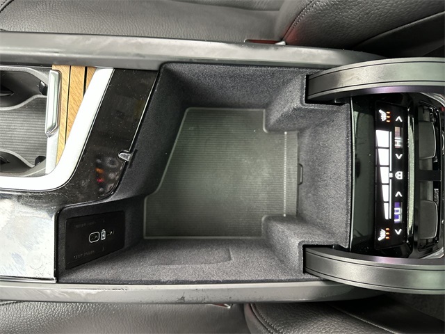 2025 Volvo XC90 AWD Plus photo 10