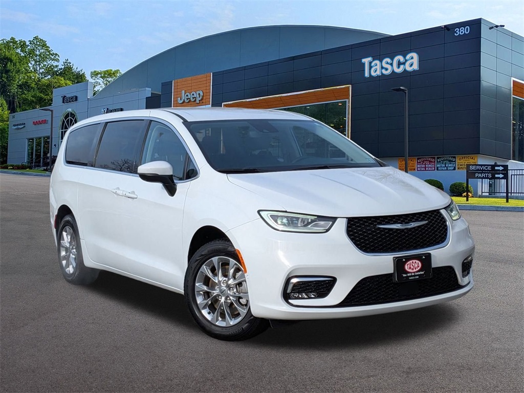 2023 Chrysler Pacifica Touring L's photo