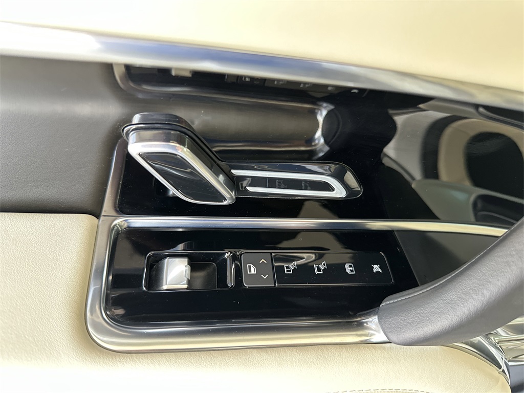 2024 Land Rover Range Rover SE photo 27