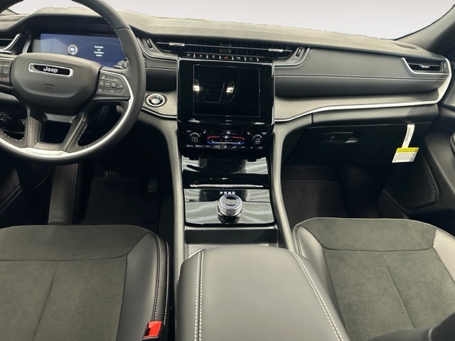 2025 Jeep Grand Cherokee Altitude photo 9