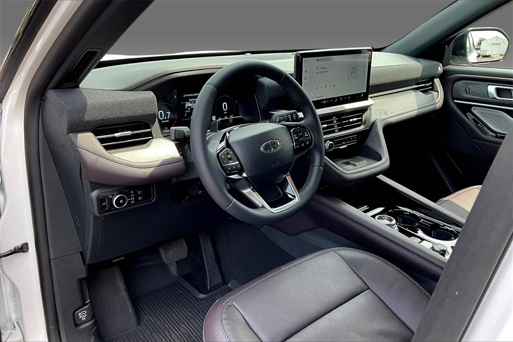 2025 Ford Explorer Platinum photo 2