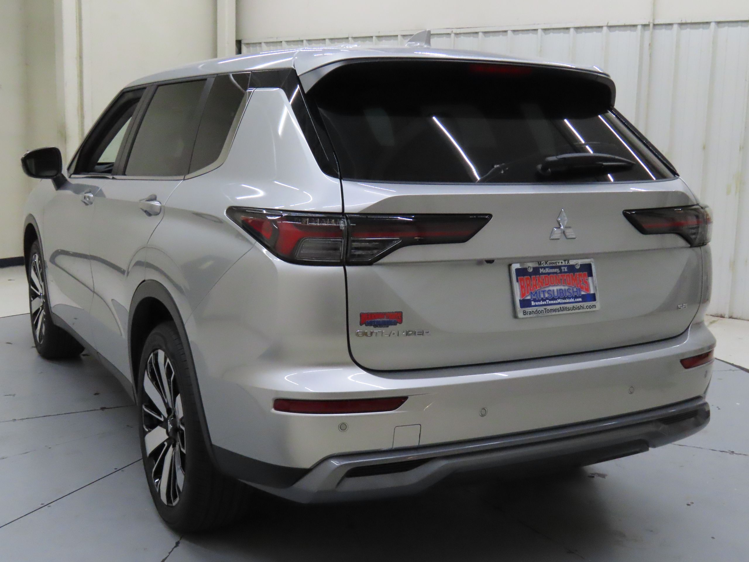 2025 Mitsubishi Outlander SE photo 4