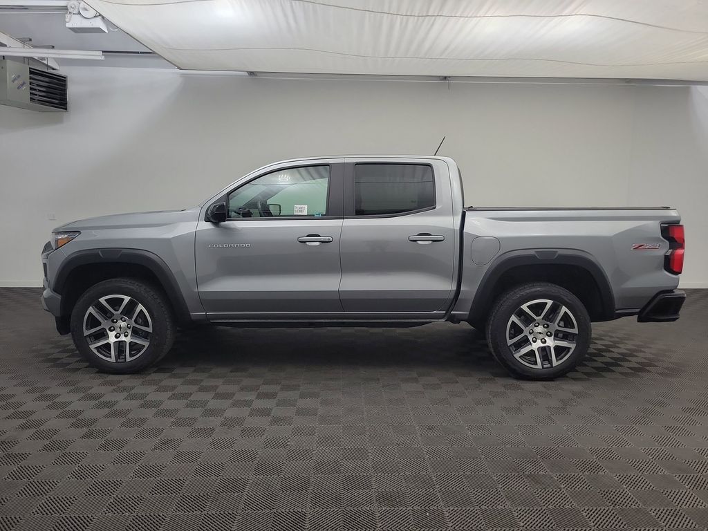 2023 Chevrolet Colorado Z71 photo 2