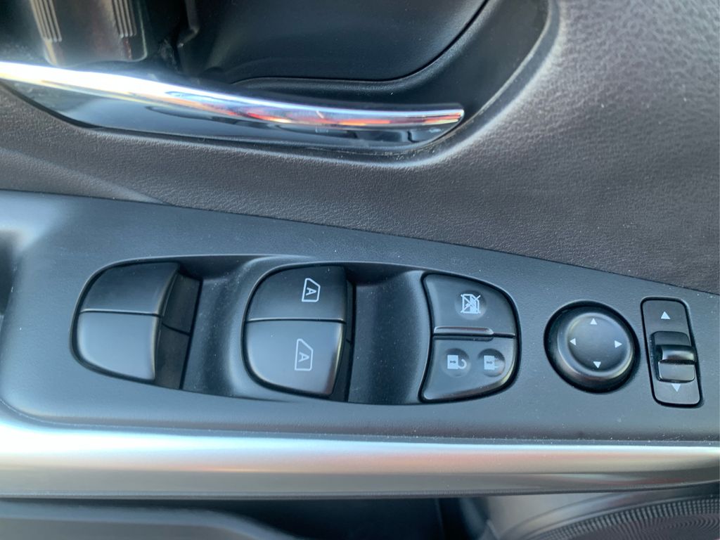 2020 Nissan Kicks SR photo 28